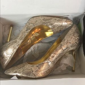Thalia Sodi champagne snake pumps size 9